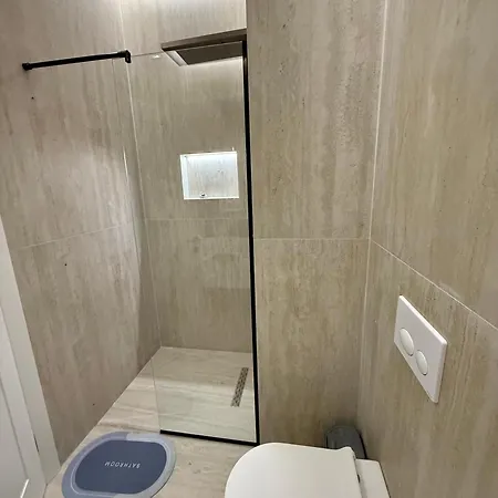 Teds Luxury 2 * טיראנה